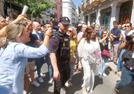 La recién proclamada alcaldesa, María Fernanda Sánchez, ha salido escolatada por la policía entre abucheos y aplausos.