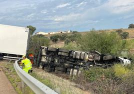 Operarios trabajando para la adecuación de la carretera tras el accidente.