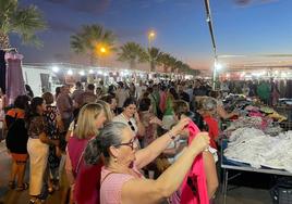 Mercadillo nocturno en Villanueva.