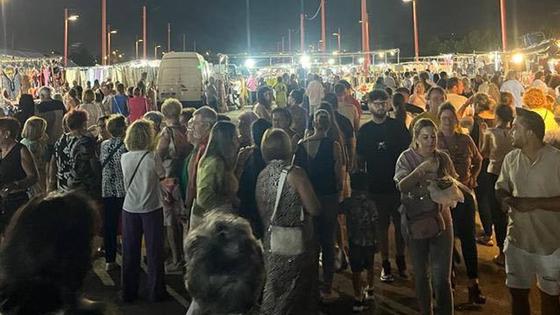 El mercadillo se llena en horario nocturno