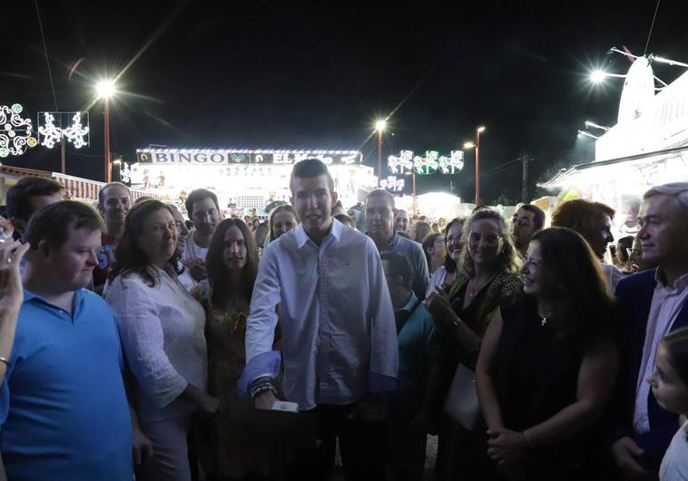 Sergio Fernández pulsó el botón de encendido junto a autoridades locales y otros usuarios de Plena Inclusión.