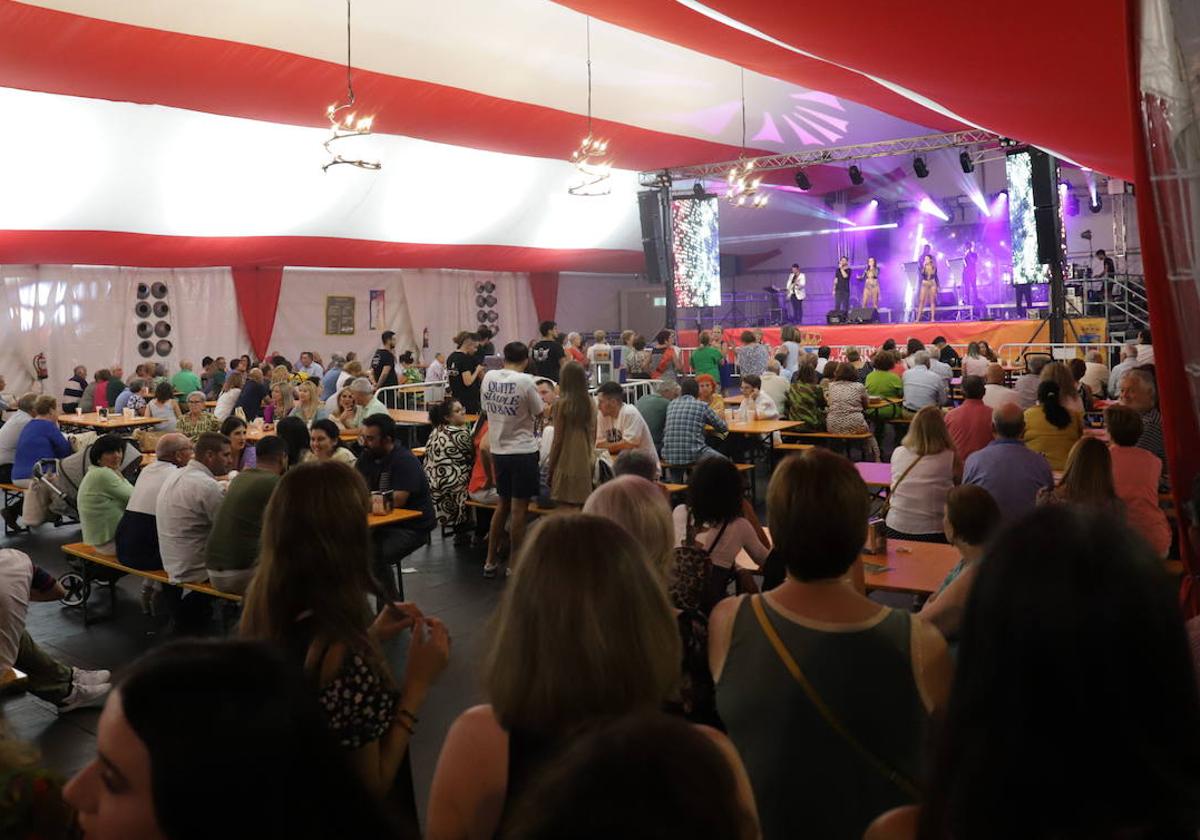 La música sigue animando la feria durante este sábado