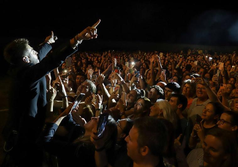 Antonio José llegó a bajarse del escenario para cantar con su público.