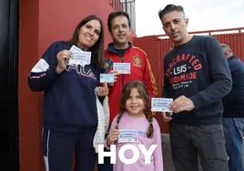 Aficionados y vecinos han comprado hoy las primeras entradas en el estadio municipal de Hernán Cortés