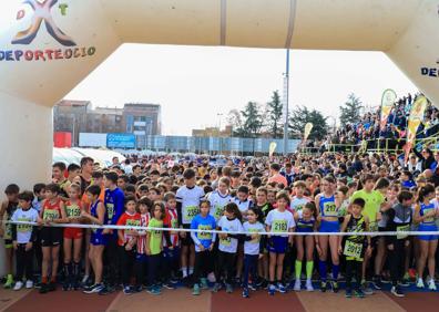 Imagen secundaria 1 - Varios momentos de la San Silvestre dombenitense. 