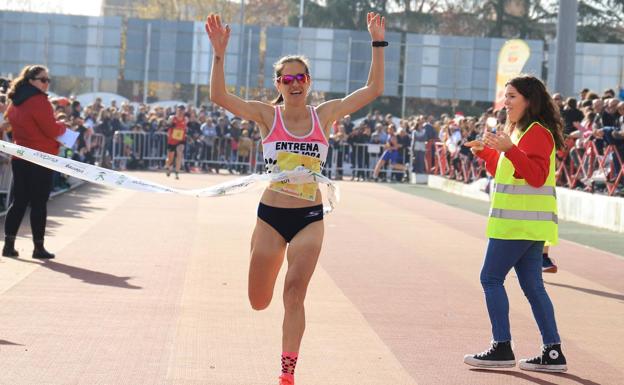 Imagen principal - Varios momentos de la San Silvestre dombenitense. 