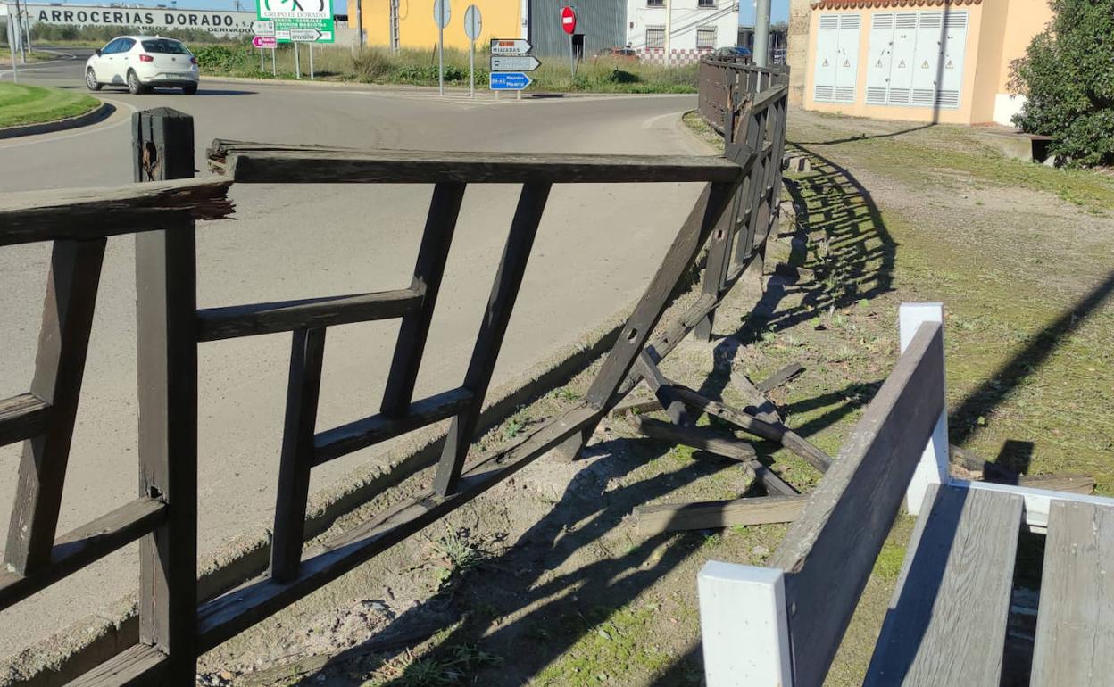 Valla dañada en los alrededores del cementerio municipal. 