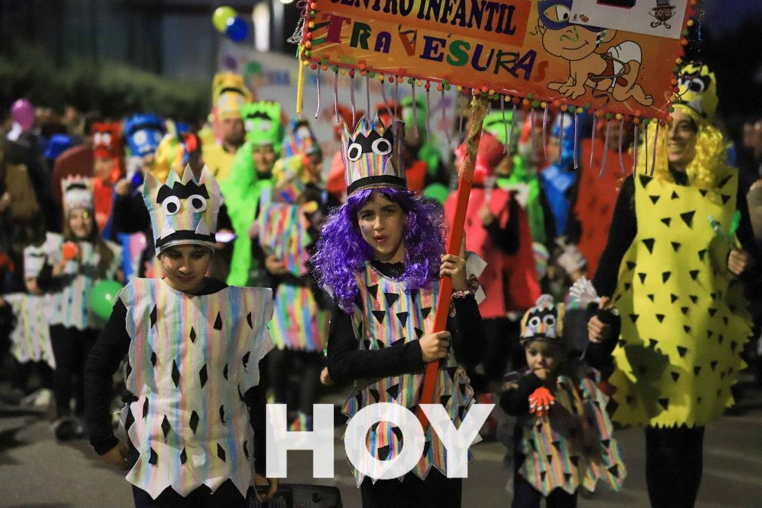 NIños y mayores participaron en un multitudinario desfile. 