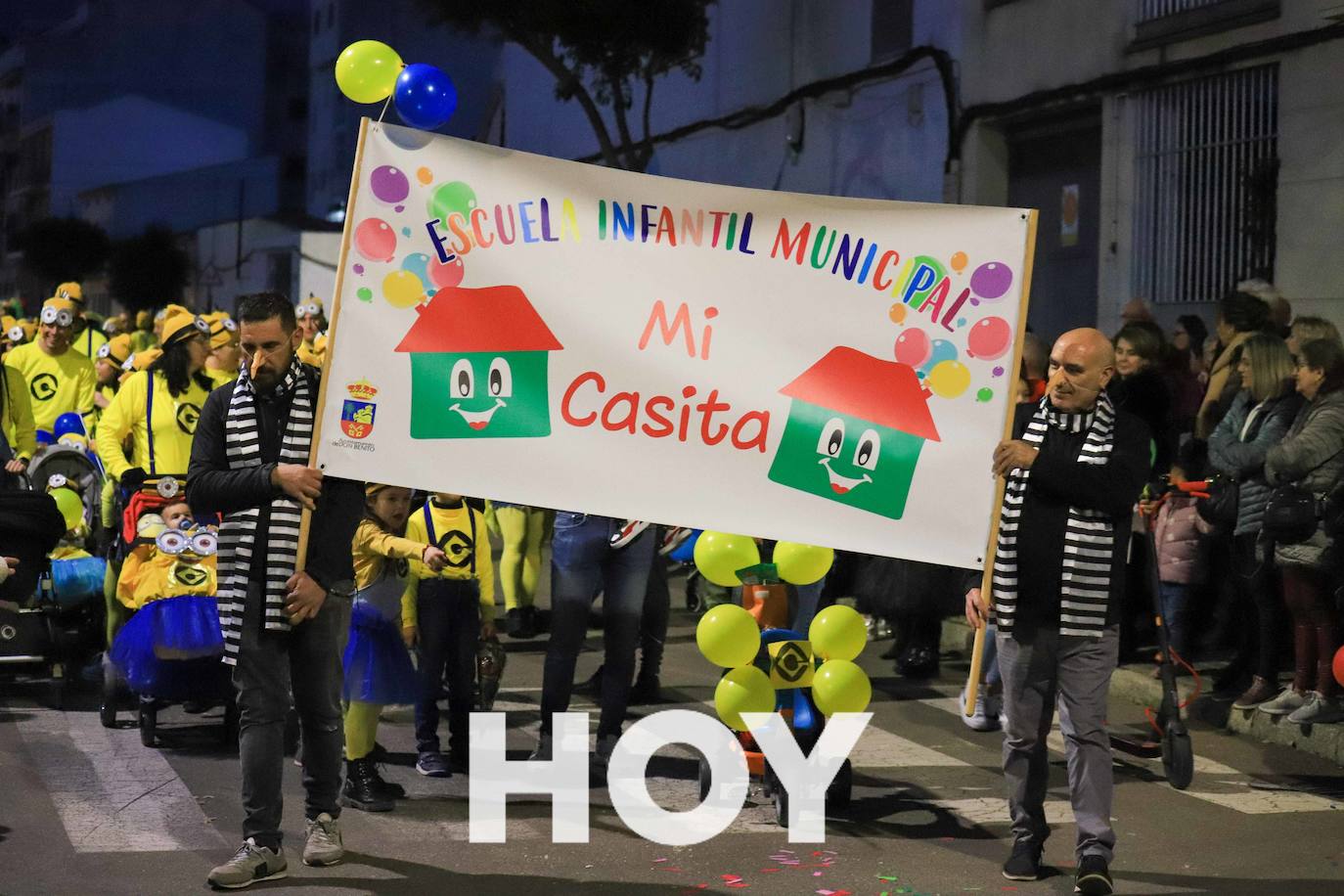 NIños y mayores participaron en un multitudinario desfile. 