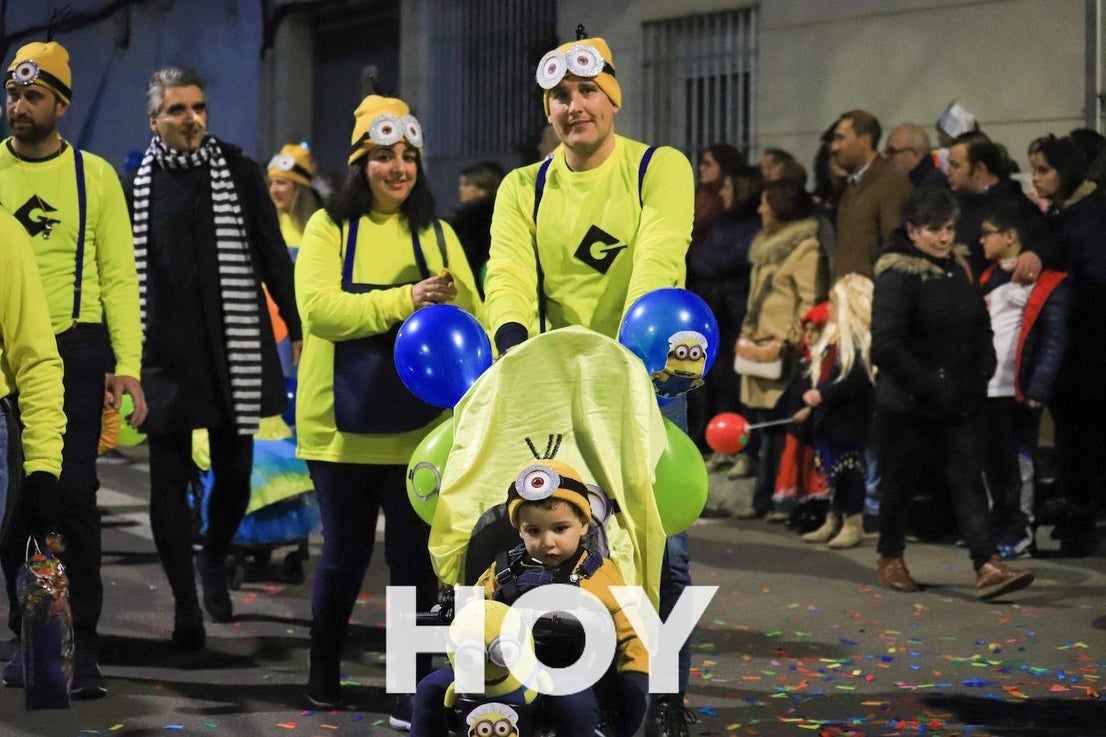 NIños y mayores participaron en un multitudinario desfile. 