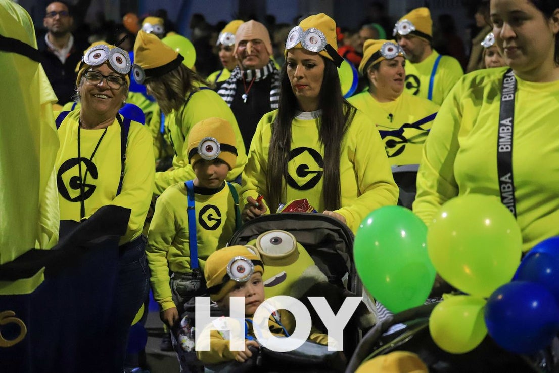 NIños y mayores participaron en un multitudinario desfile. 