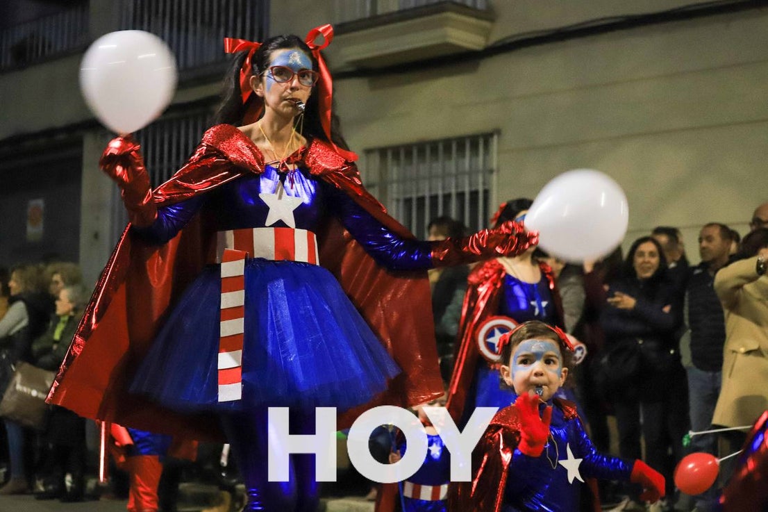 NIños y mayores participaron en un multitudinario desfile. 