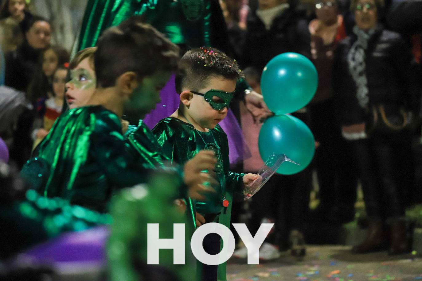 NIños y mayores participaron en un multitudinario desfile. 