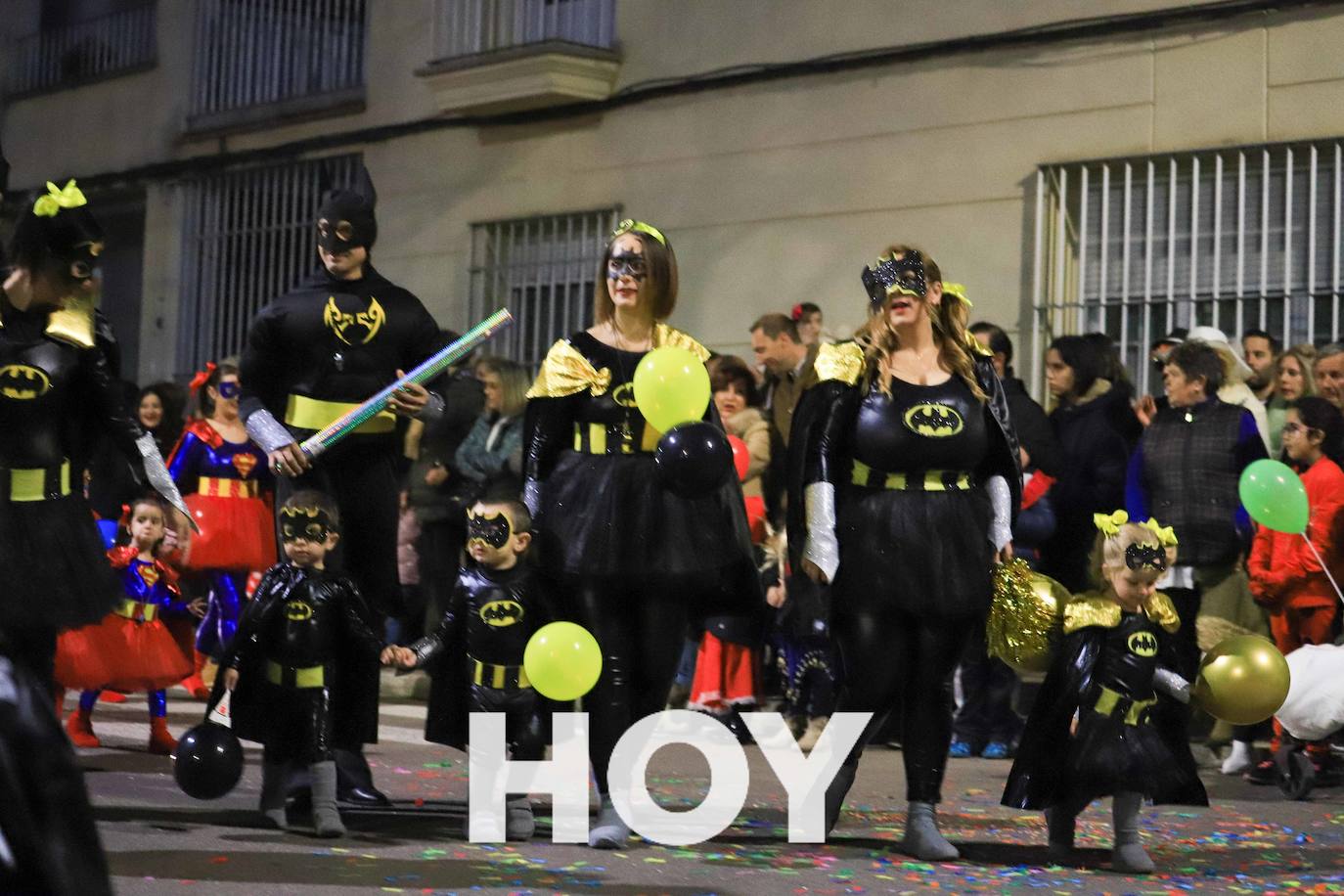 NIños y mayores participaron en un multitudinario desfile. 
