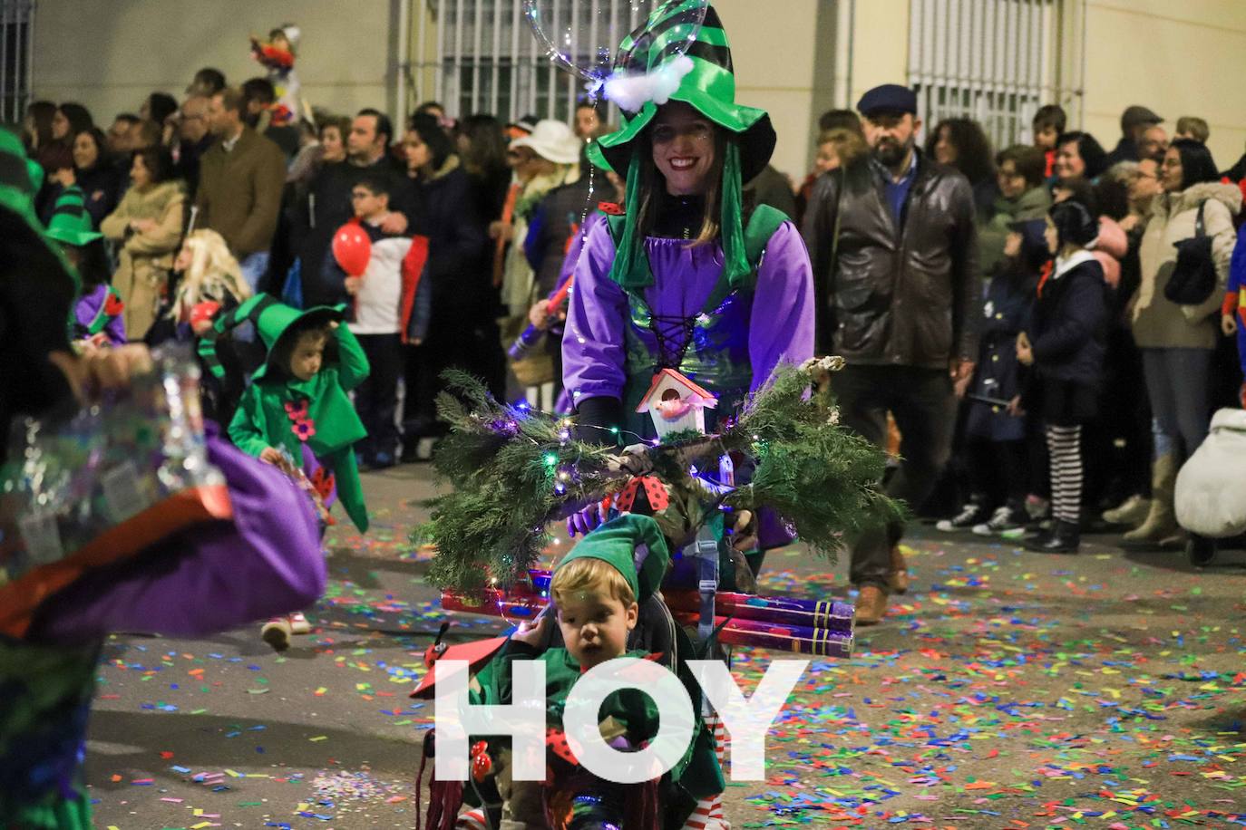 NIños y mayores participaron en un multitudinario desfile. 