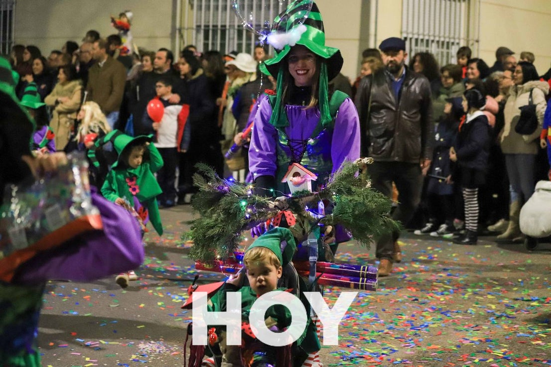 NIños y mayores participaron en un multitudinario desfile. 