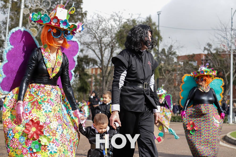 Niños y mayores disfrutan del desfile infantil