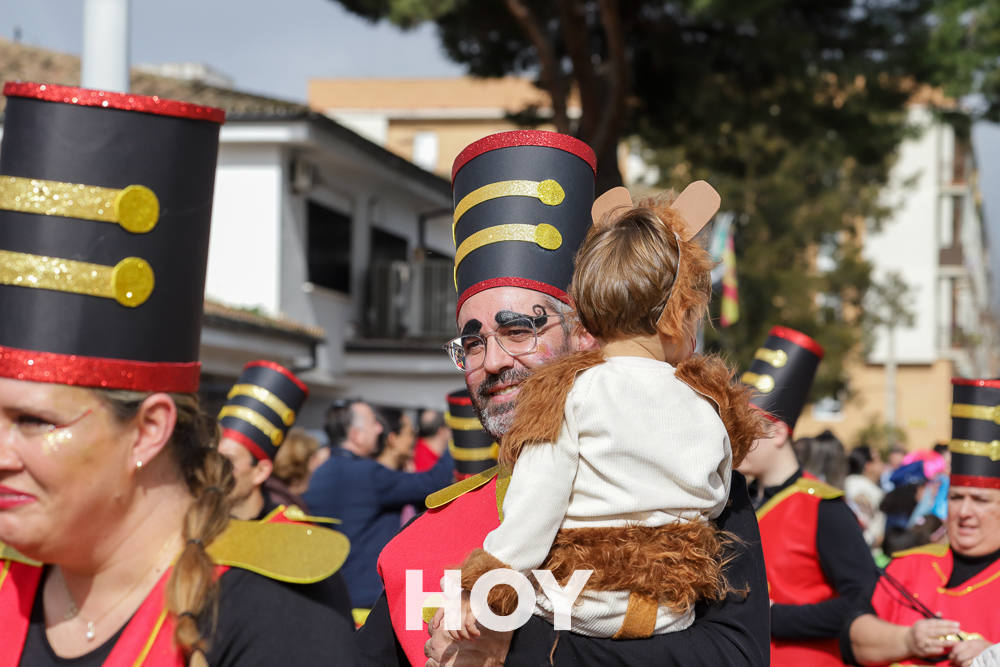 Niños y mayores disfrutan del desfile infantil