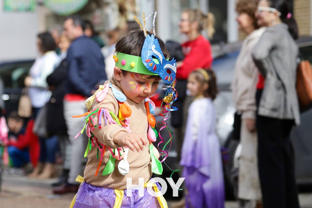 Niños y mayores disfrutan del desfile infantil