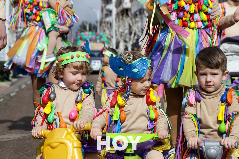 Niños y mayores disfrutan del desfile infantil