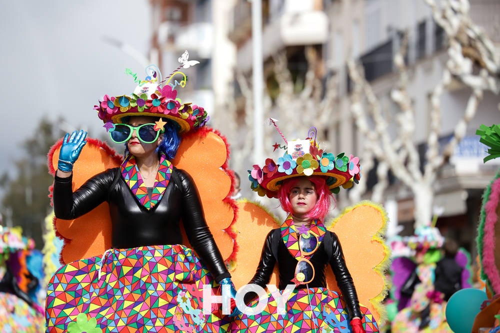 Niños y mayores disfrutan del desfile infantil