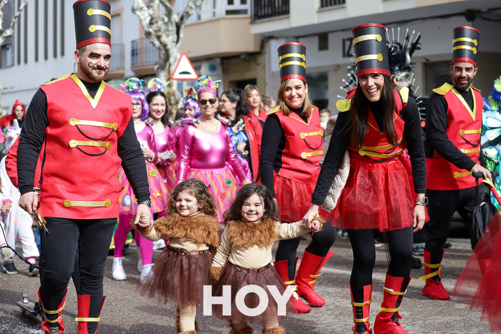 Niños y mayores disfrutan del desfile infantil