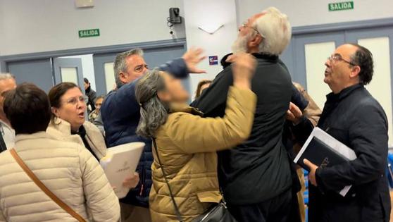El pleno de febrero termina con insultos, amenazas y periodistas increpados