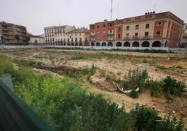 Estado de la plaza el pasado 24 de marzo, cuando debían retomarse las obras.