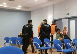 La Policía Local interviene en la sesión plenaria para el desalojo de dos personas