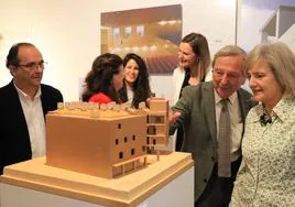 Rafael Moneo, junto a Victoria Bazaga, en la visita de esta mañana a la exposición.