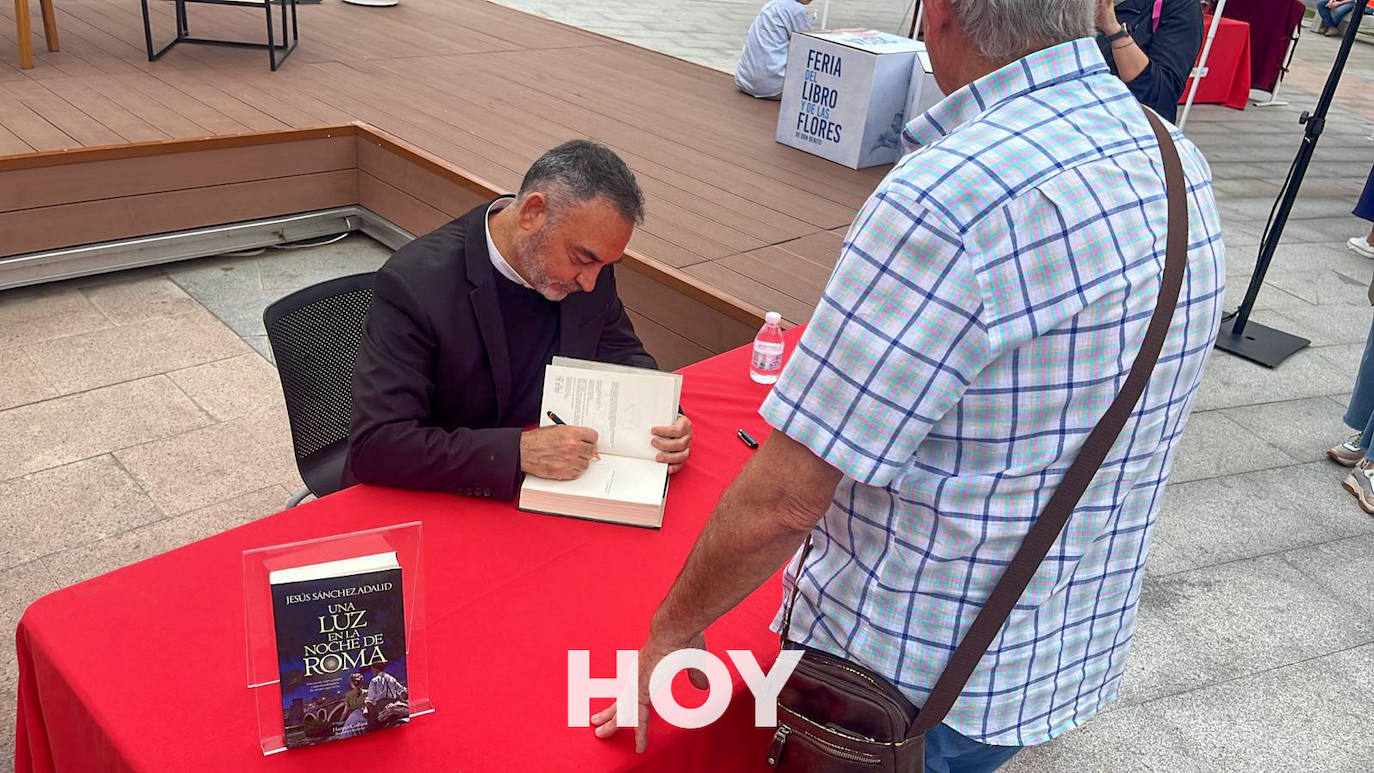 Nieves Herrero y Jesús Sánchez Adalid cierran una intensa Feria del Libro y de las Flores