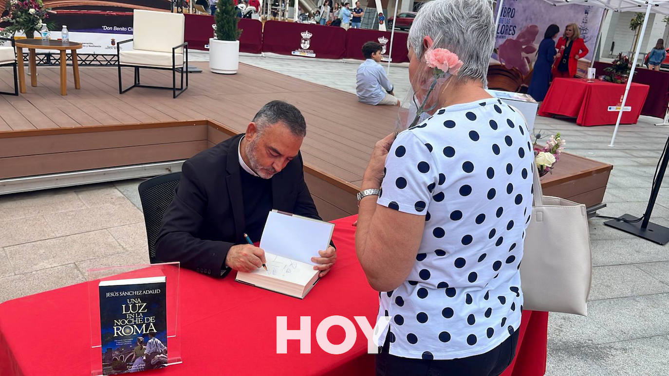 Nieves Herrero y Jesús Sánchez Adalid cierran una intensa Feria del Libro y de las Flores