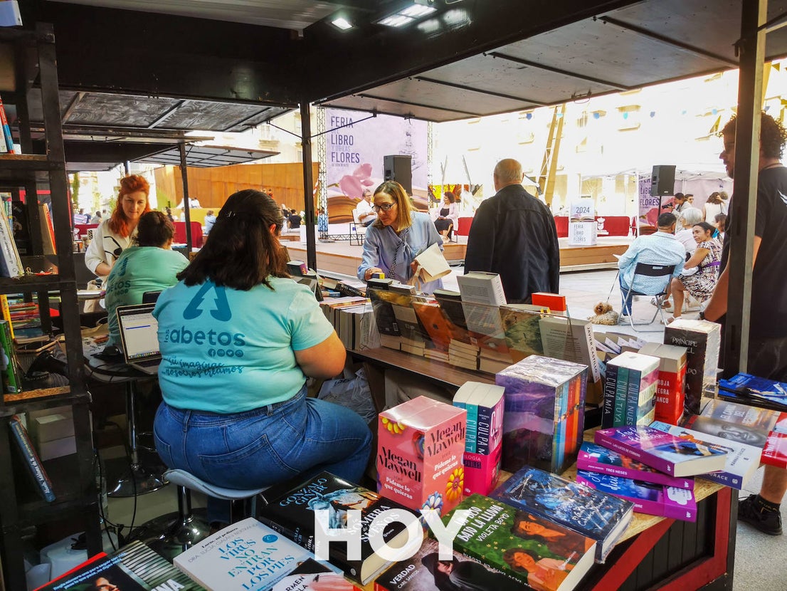 Nieves Herrero y Jesús Sánchez Adalid cierran una intensa Feria del Libro y de las Flores
