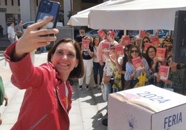 Boticaria García se fotografió con las personas que aguardaban para su firma de libros.