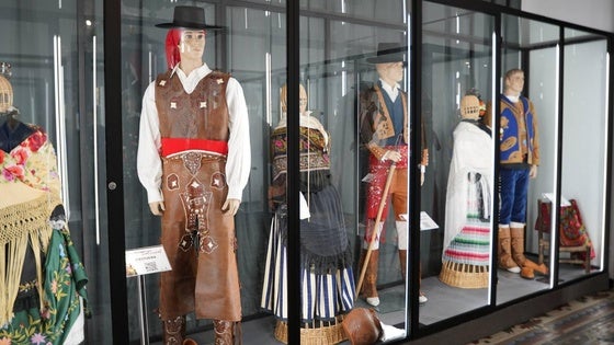 El Museo Etnográfico estrena una sala con trajes folclóricos extremeños