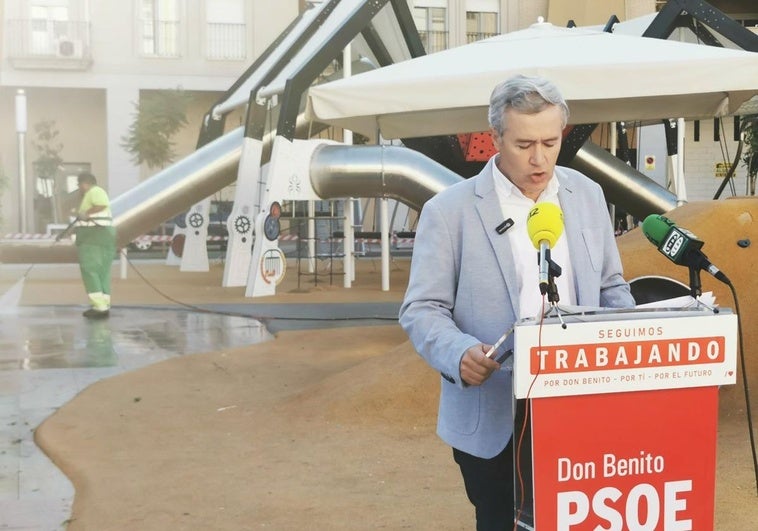 Operarios de Agrimusa trabajaban al fondo durante la intervención de Manuel Gómez.