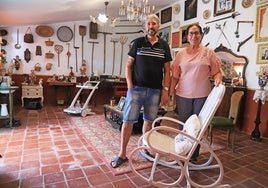 Fernando Vivas e Isabel Sierra en una de las estancias de su vivienda-museo en Vivares.