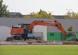 Maquinaria este pasado domingo en el estadio municipal.