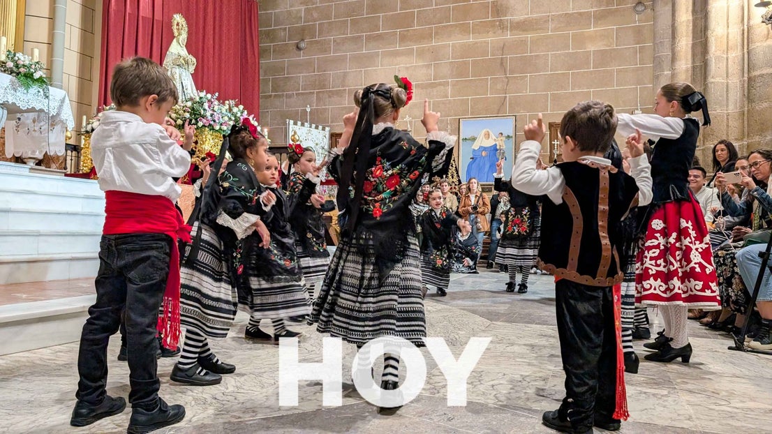 Ofrenda floral y despedida a la Virgen de las Cruces