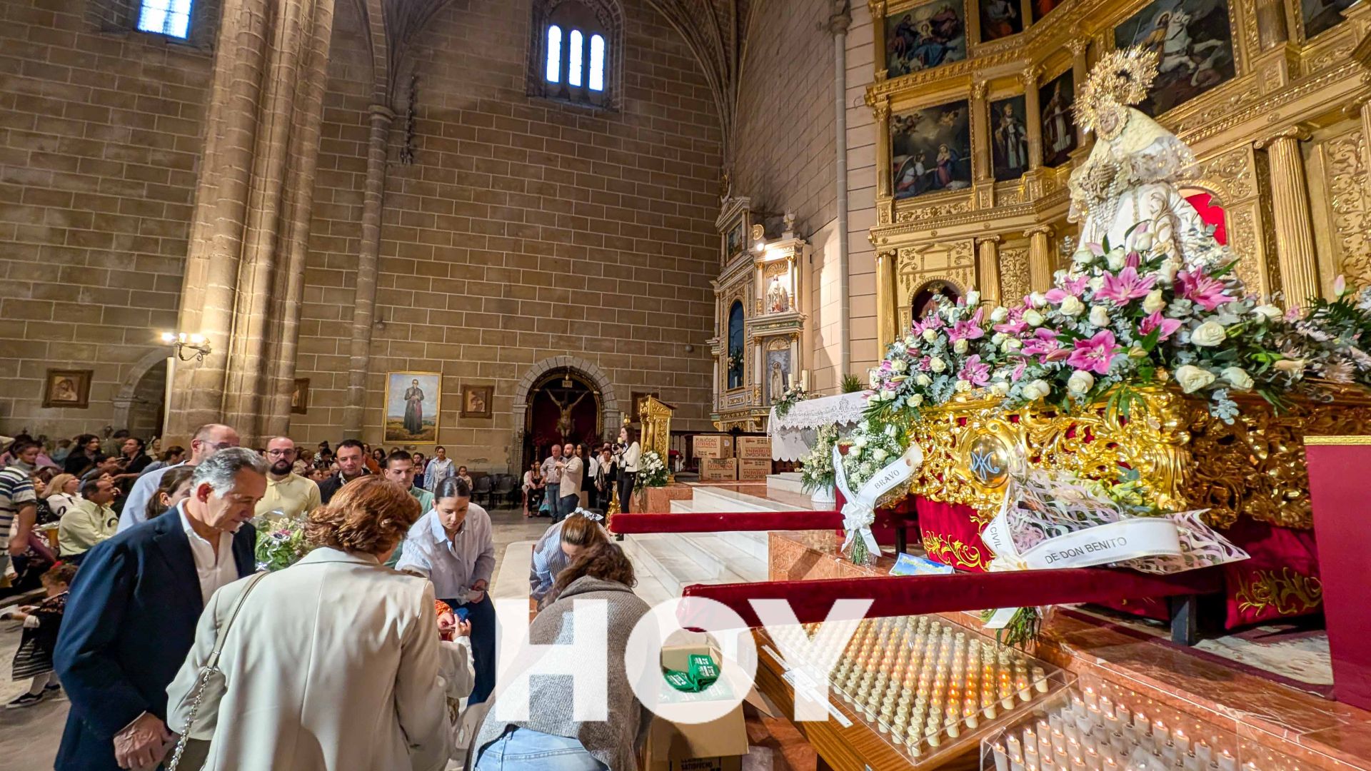 Ofrenda floral y despedida a la Virgen de las Cruces
