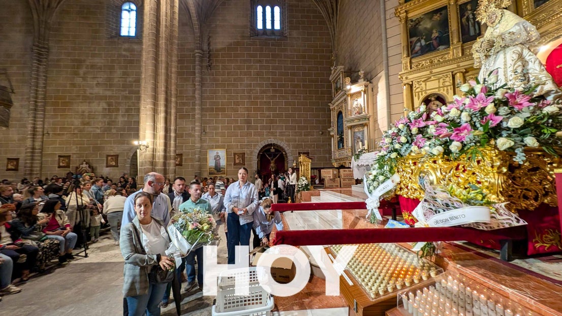 Ofrenda floral y despedida a la Virgen de las Cruces