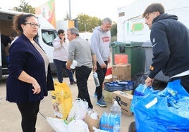 Juan Marrero y Pau Tejón, junto a trabajadores del club, cargando la furgoneta.