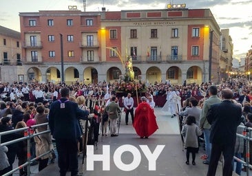 Procesión a su paso por la plaza de España.