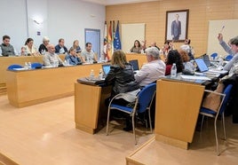 Modificación presupuestaria de 2,15 millones en un tenso pleno
