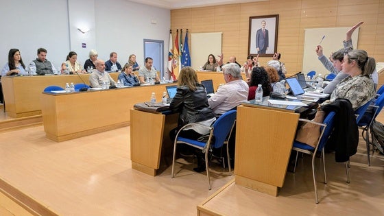 Modificación presupuestaria de 2,15 millones en un tenso pleno