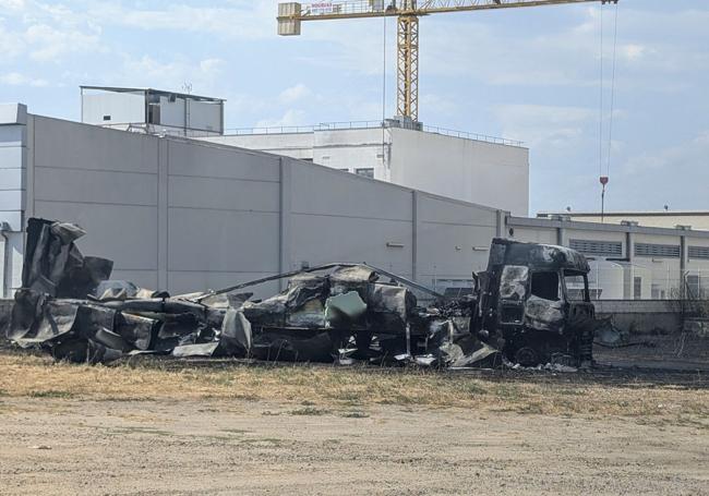 Estado en el que ha quedado el camión tras el incendio.