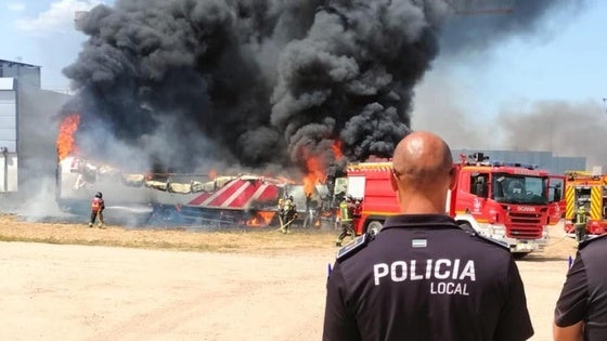 Un camión estacionado sale ardiendo en las proximidades del Lidl