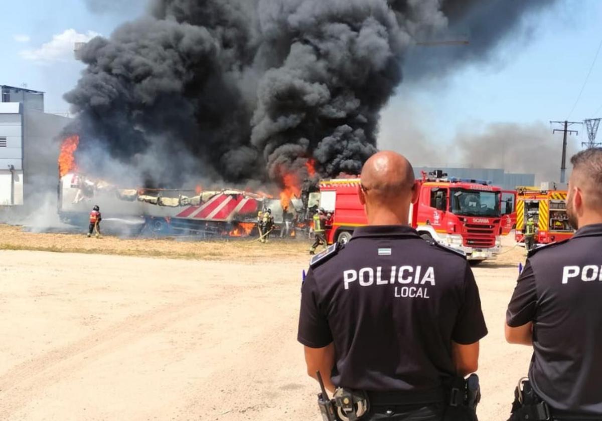 Un camión estacionado sale ardiendo en las proximidades del Lidl