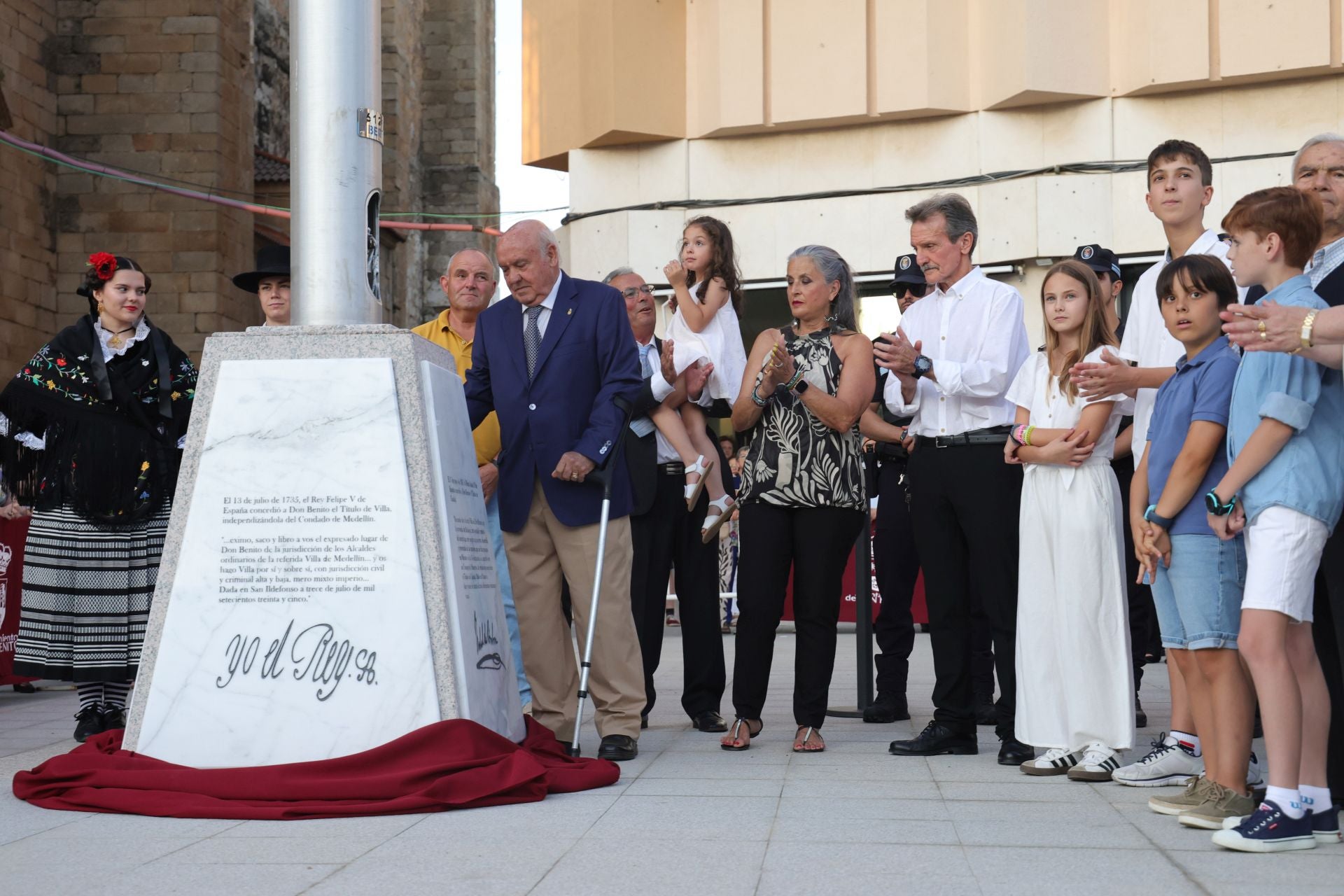 Animada inauguración oficial de la plaza de España