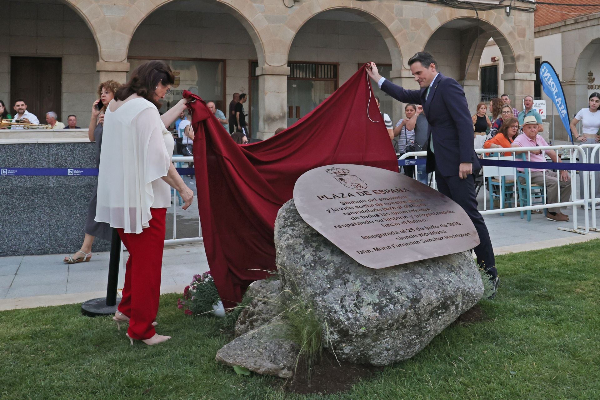 Animada inauguración oficial de la plaza de España